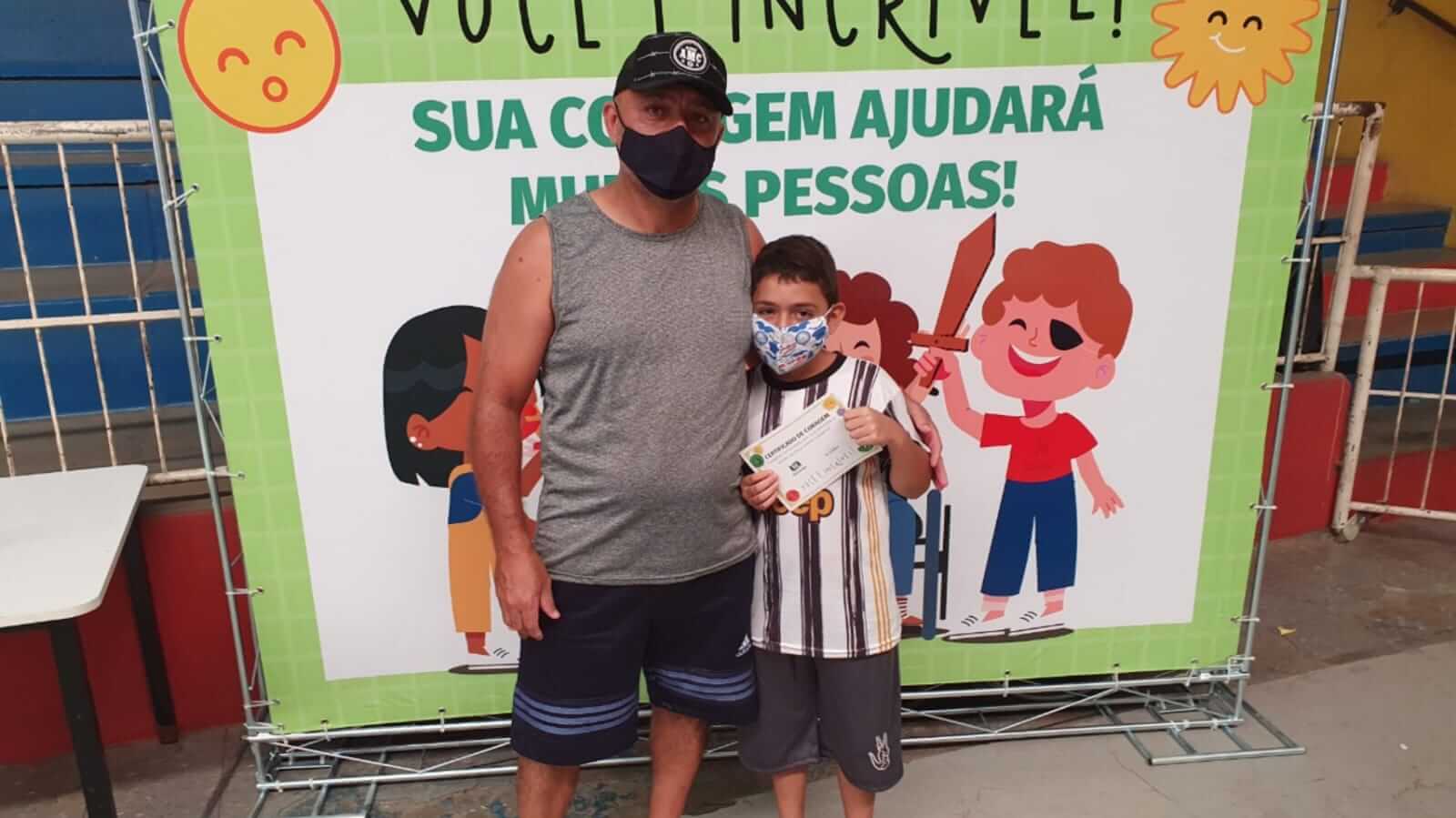 Pai e filho em vacinação em Campo Limpo Paulista