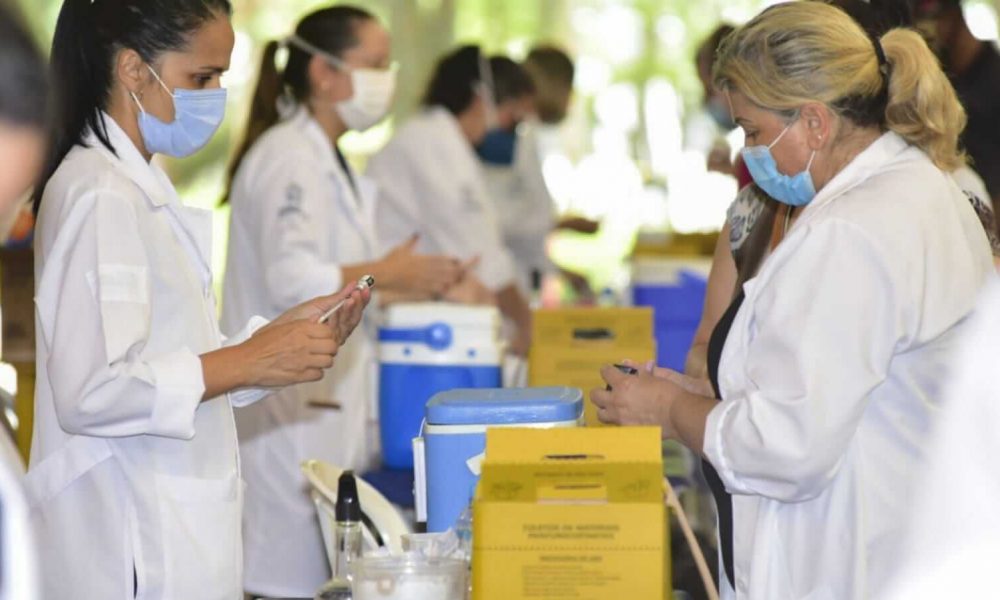 Enfermeiras administrando vacinas contra Covid
