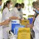 Enfermeiras administrando vacinas contra Covid