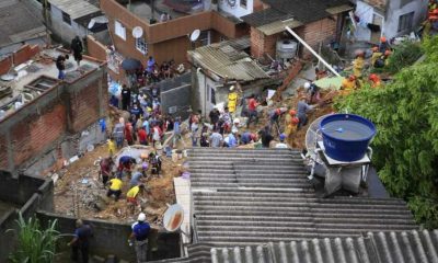 Pessoas ajudando em deslizamento em Franco da Rocha