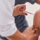 Aplicação de vacina em criança em Jundiaí