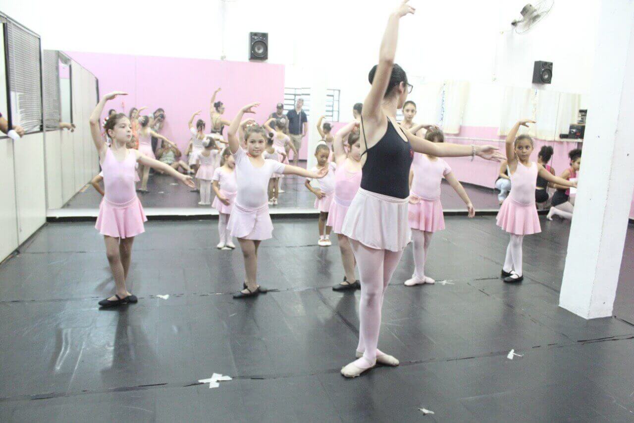 Crianças em aula de ballet