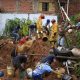 Pessoas ajudando em deslizamento em Franco da Rocha