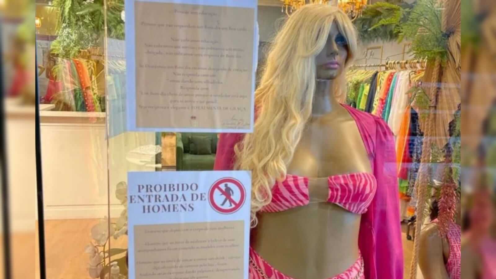 Vitrine de loja feminina em São José dos Campos com cartazes proibindo a entrada de homens