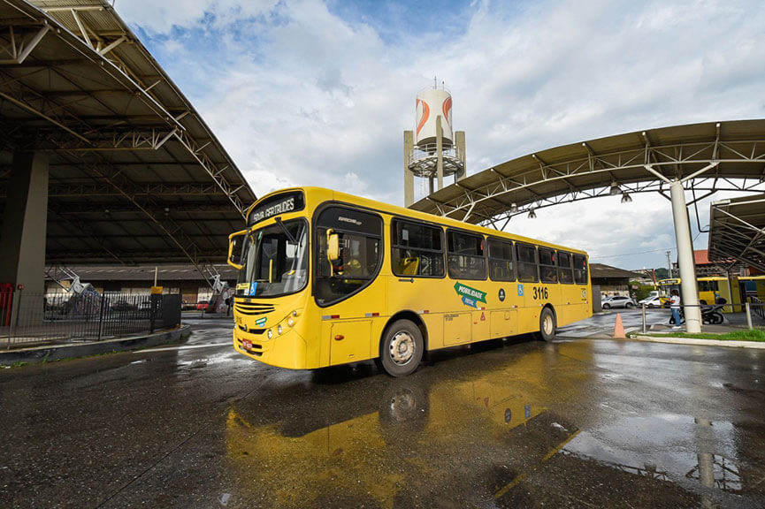 ônibus amarelo do transporte público de Jundiaí saindo do terminal