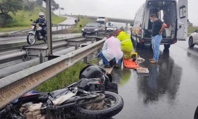 Socorrista atendendo motociclista após acidente em Jundiaí