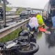 Socorrista atendendo motociclista após acidente em Jundiaí