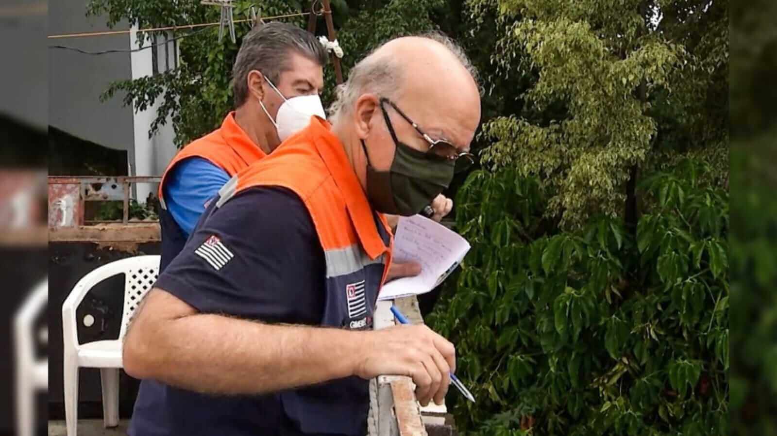 Assessor da defesa civil fazendo vistorias na Vila Roma em Jundiaí