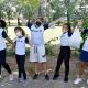Cinco crianças fazendo pose para a foto com seus uniformes escolares de Jundiaí