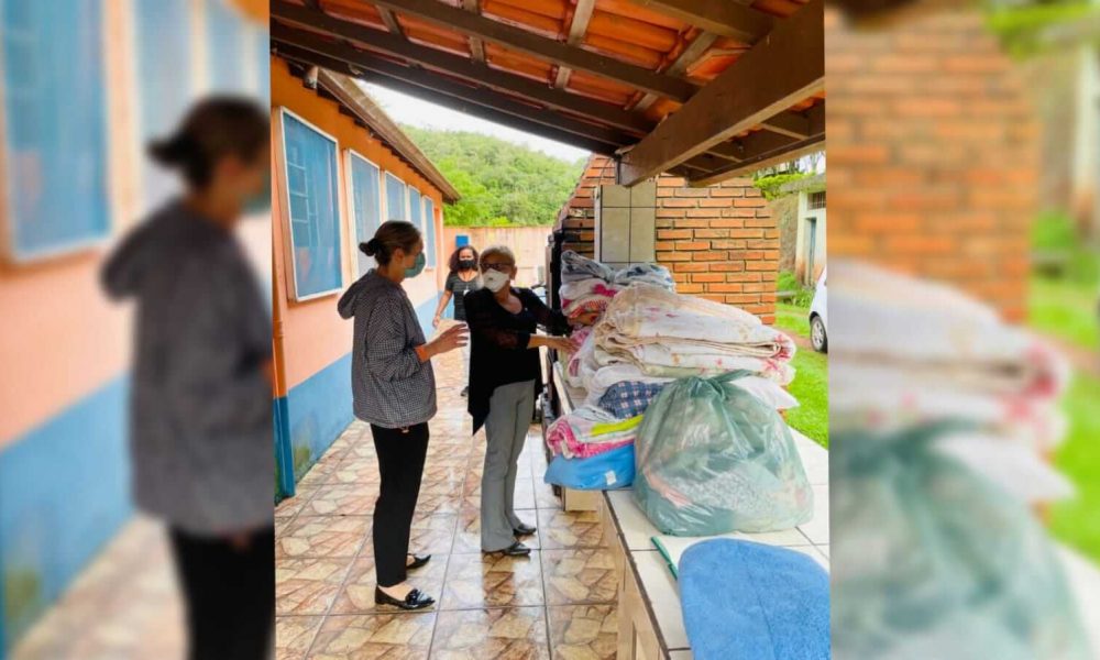 Duas mulheres em uma casa vendo as doações que receberam, após perderem suas casa com as fortes chuvas