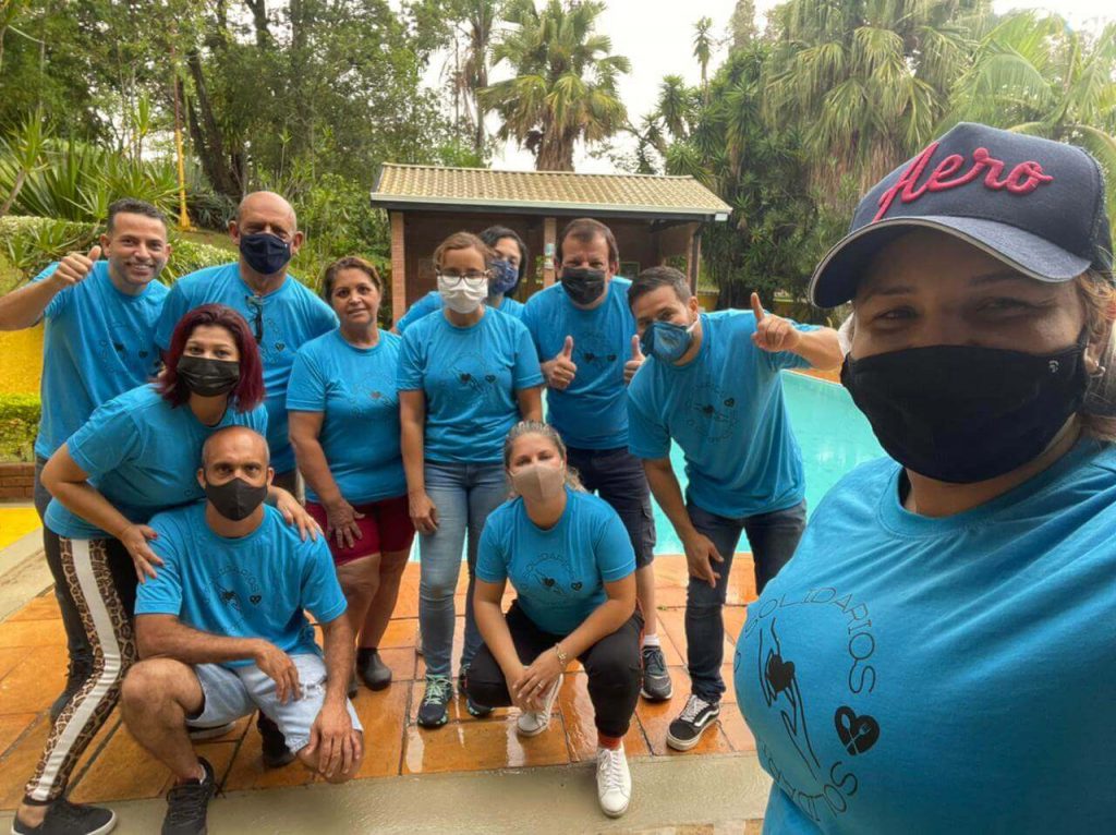 Grupo de voluntários com camisas azuis