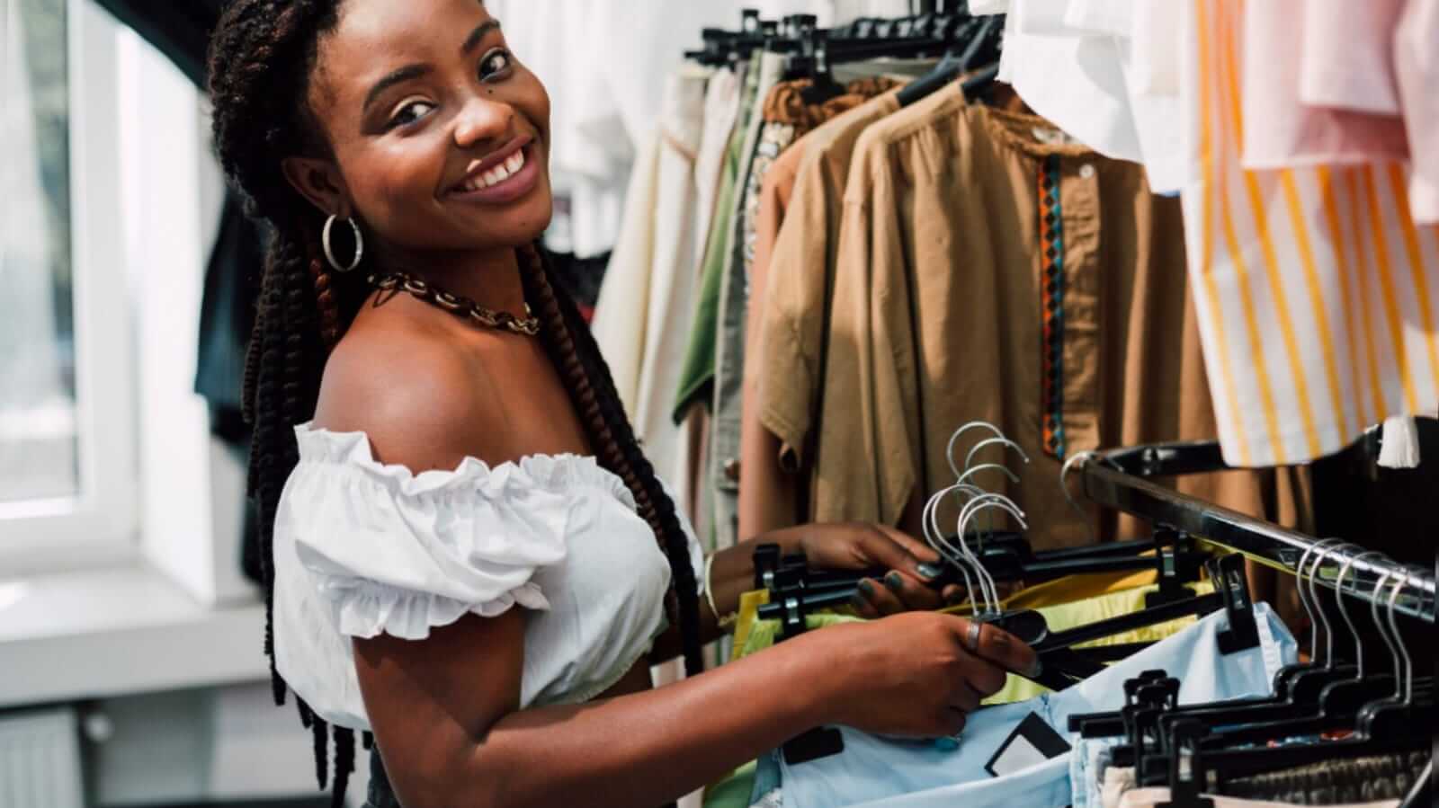 Mulher negra em uma loja de roupas