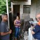 Técnico da Defesa de Civil orientando moradores que tiveram suas casas interditadas no Jardim São Camilo