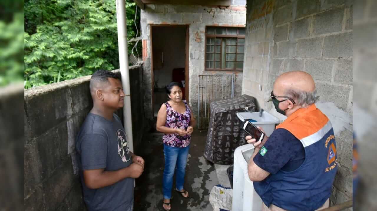 Técnico da Defesa de Civil orientando moradores que tiveram suas casas interditadas no Jardim São Camilo