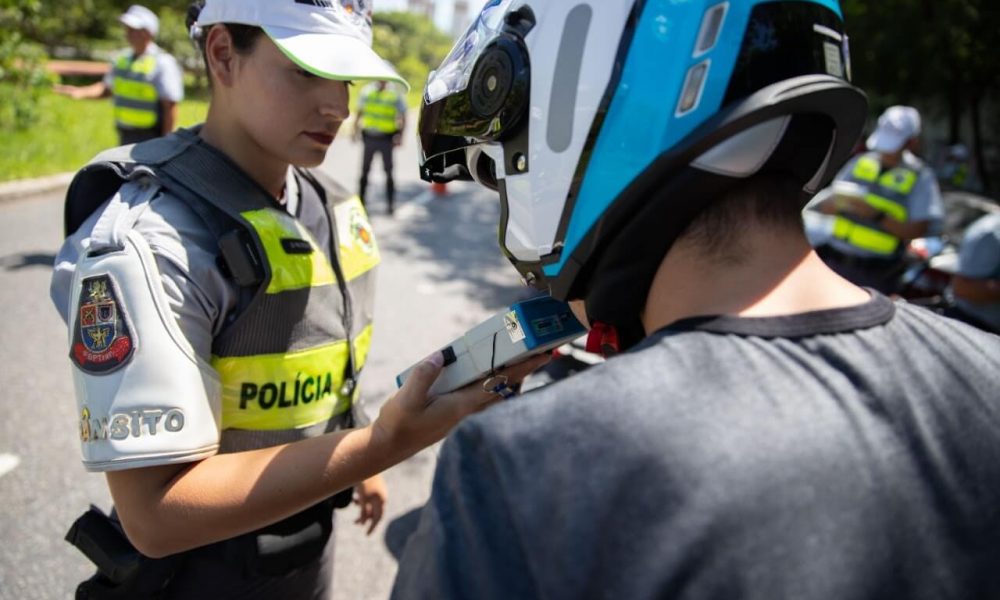 Policial Rodoviário fazendo o teste do bafômetro