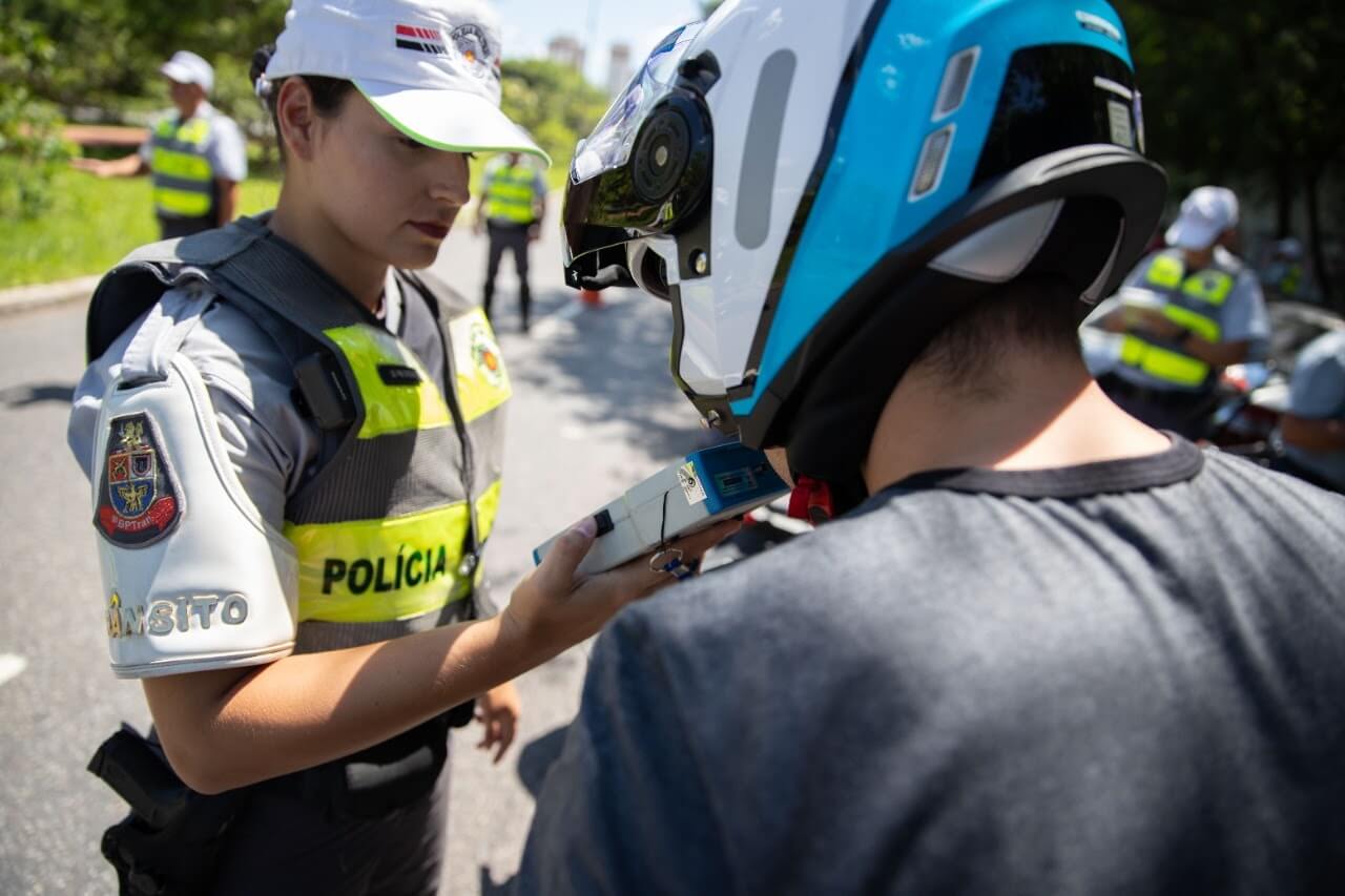 Policial Rodoviário fazendo o teste do bafômetro