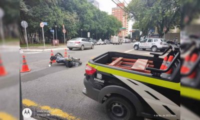 moto no chão após um acidente no centro de Jundiaí