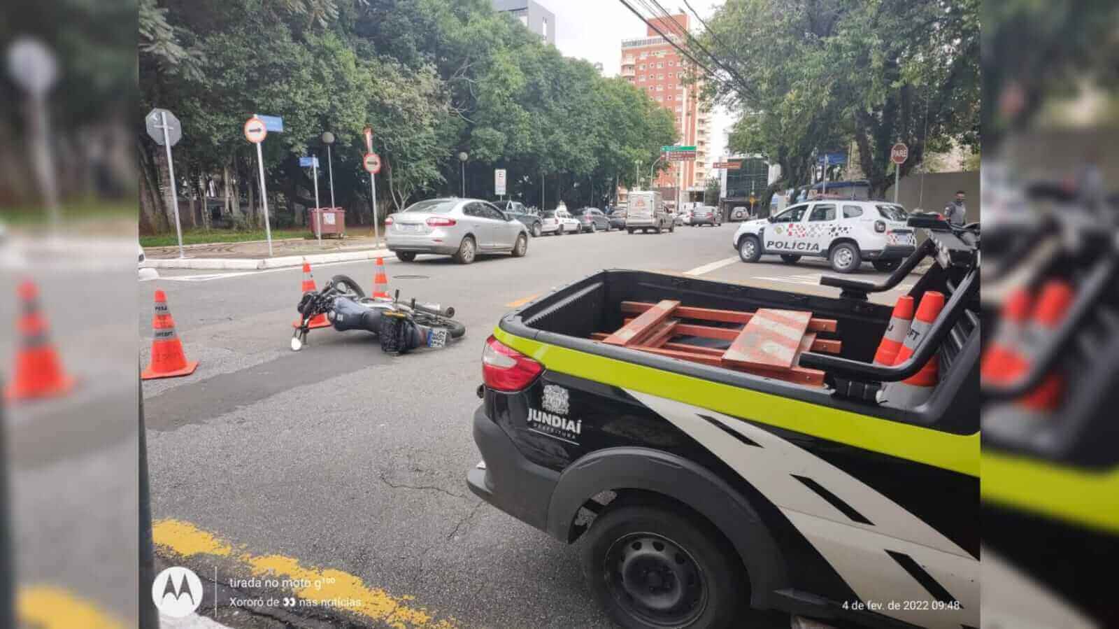 moto no chão após um acidente no centro de Jundiaí