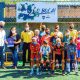 Pessoas em formação para foto de time de futebol, Projeto social