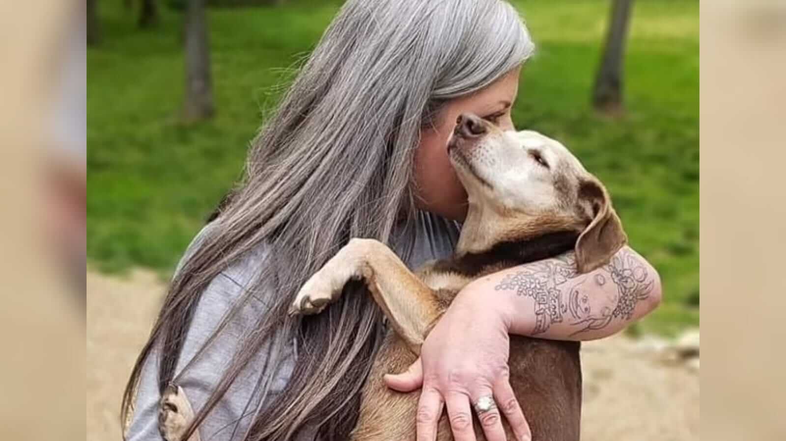 Mulher segurando cachorro