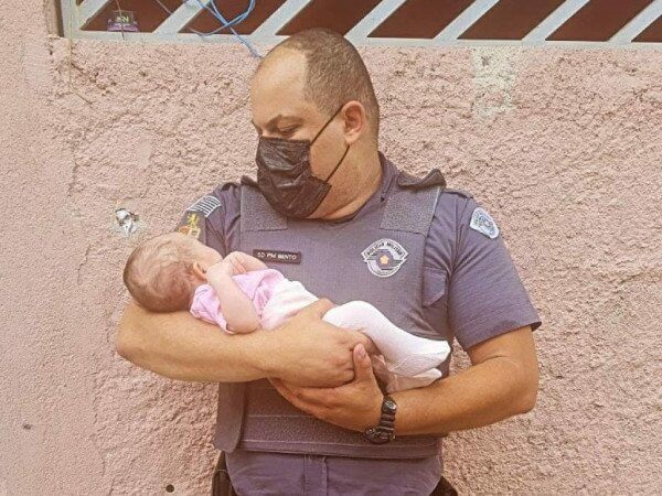 Soldado Bento com a bebê no colo
