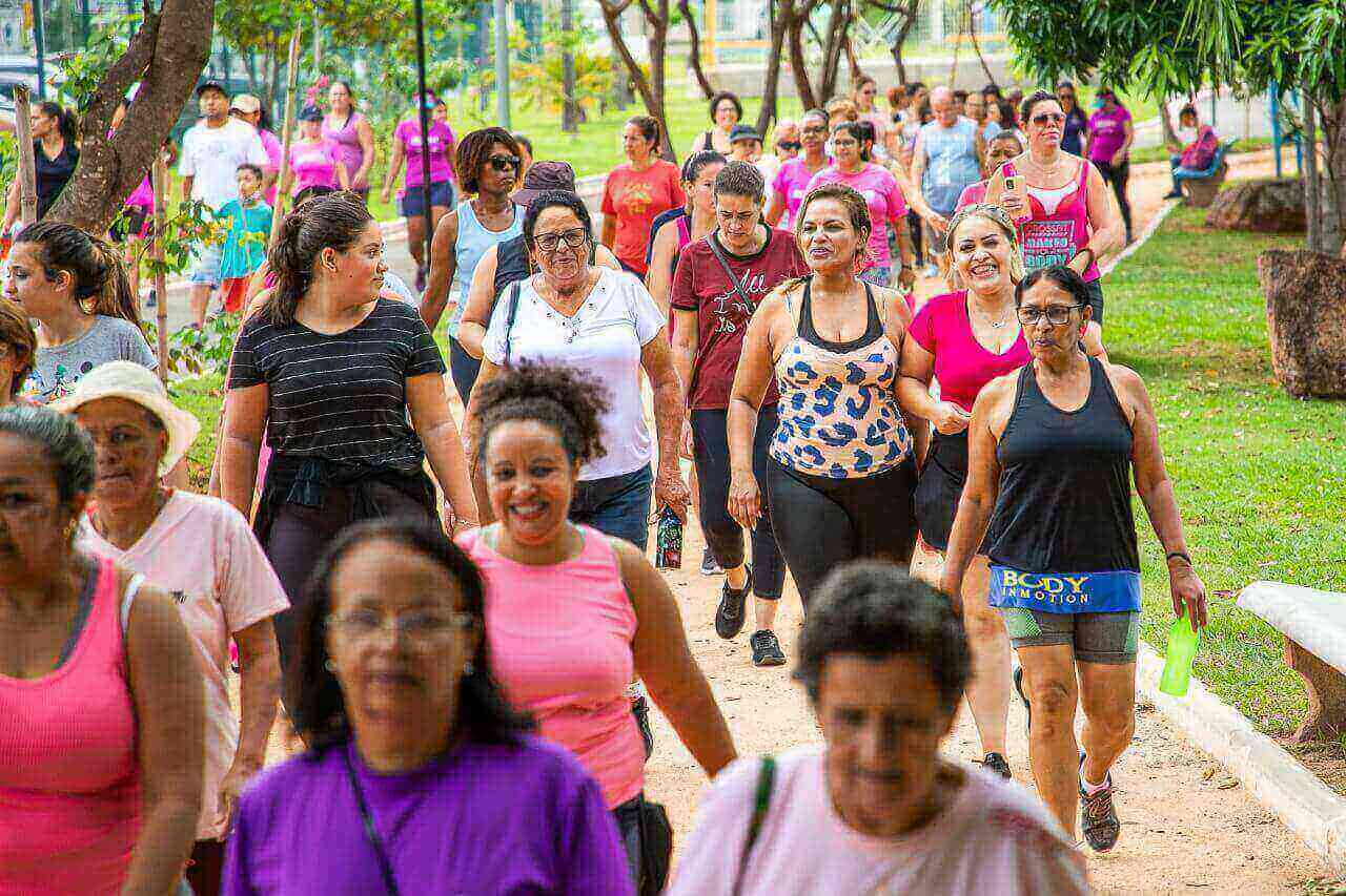 Mulheres em caminhada no Parque da Cidade em Itupeva
