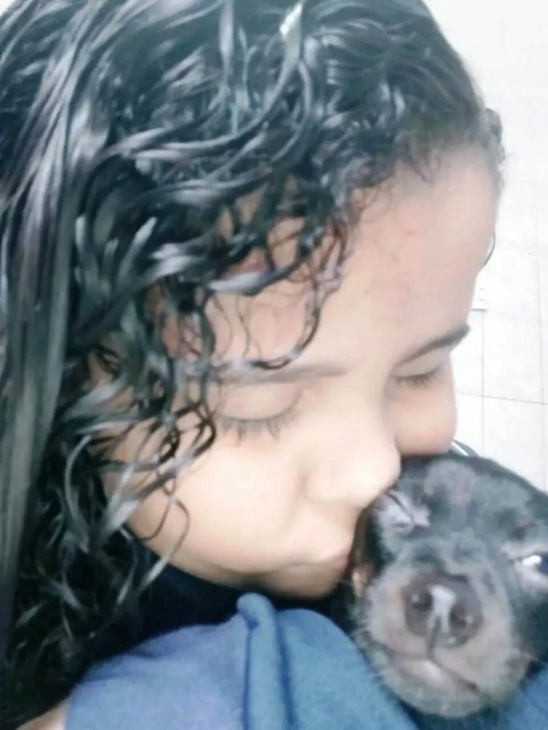 asomadetodosafetos.com - Garotinha escreve carta para sua cachorra desaparecida e comove moradores. Leia!