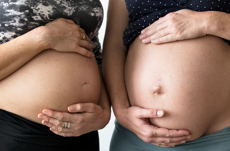Duas barrigas de mulheres gravidas