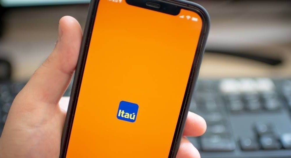 Aplicativo do Itaú em um celular