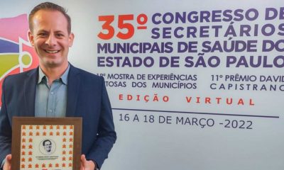 O gestor Tiago Texera recebe o prêmio David Capistrano no 35º Congresso de Secretários Municipais de Saúde do Estado de São Paulo