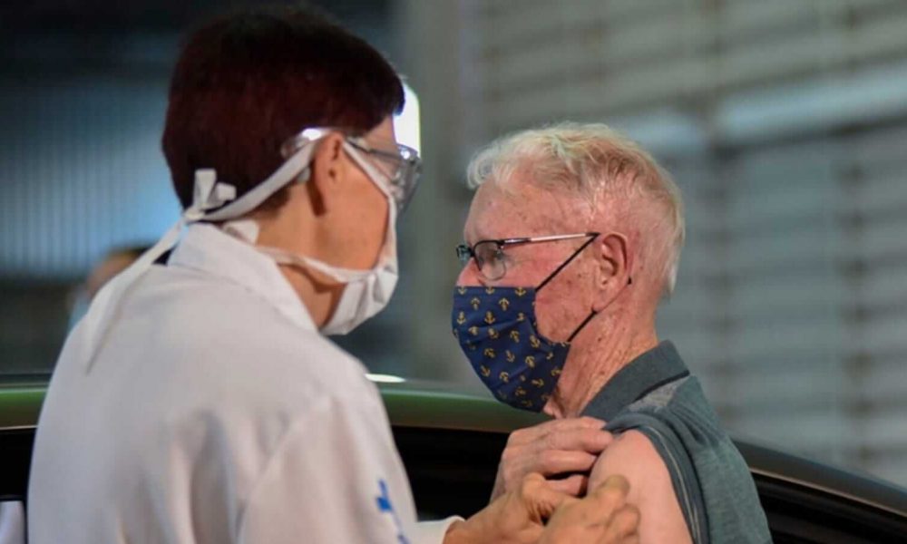 Jundiai impft am Samstag mehr als 80 ältere Menschen gegen COVID und Influenza