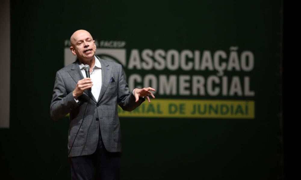 Leandro Karnal em apresentação no Polytheama pela ACE