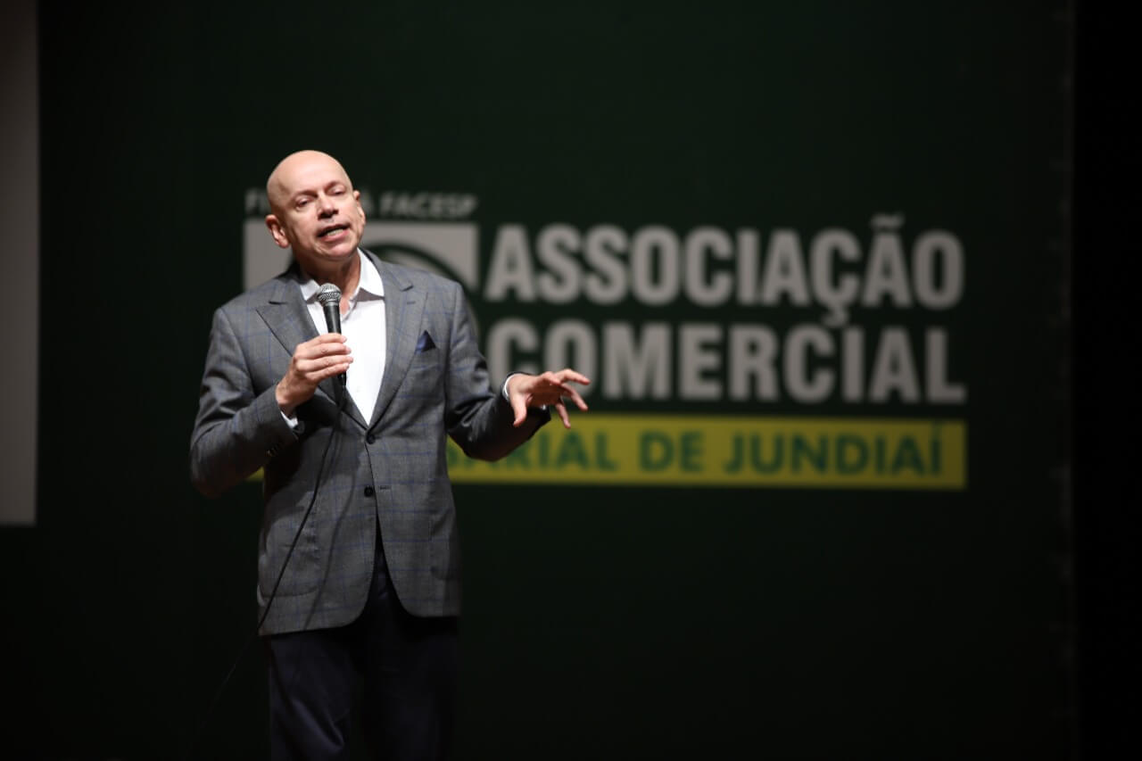Leandro Karnal em apresentação no Polytheama pela ACE