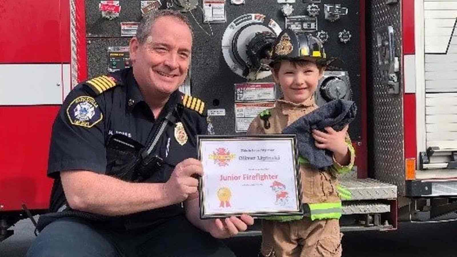 Garotinho ganha emprego nos bombeiros