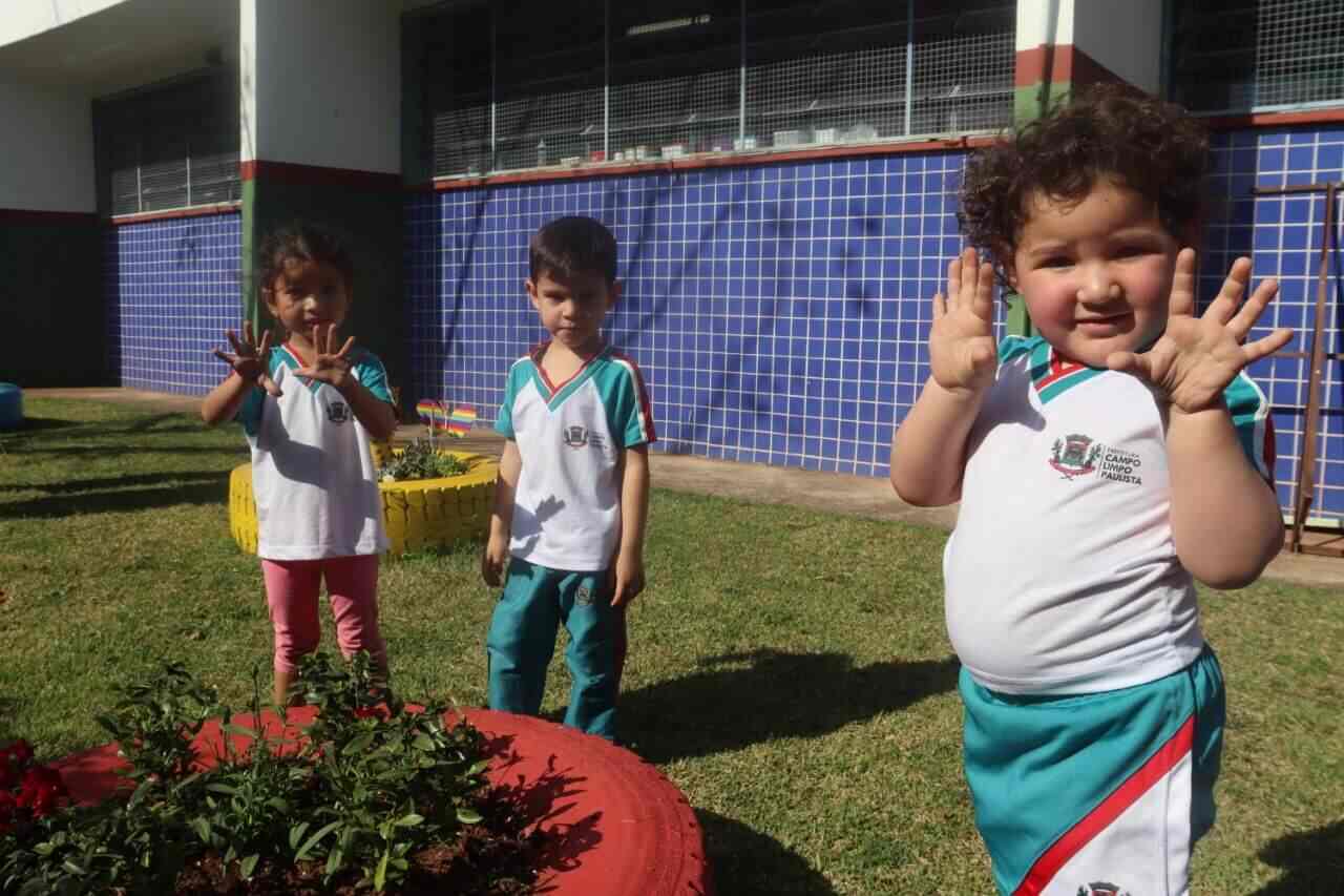 Crianças brincando na creche em Campo Limpo Paulista