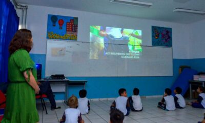 Crianças assistem a vídeos sobre o arboviroses