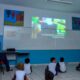 Crianças assistem a vídeos sobre o arboviroses