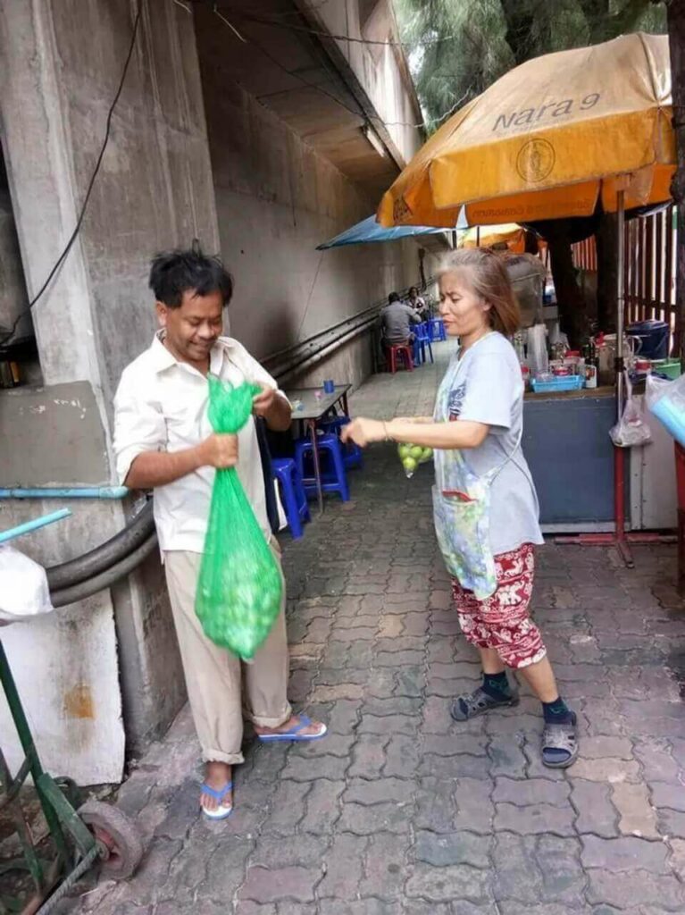 Homem recebendo doação na rua