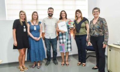 Mara (com o prêmio em mãos) reuniu inglês e solidariedade em trabalho premiado