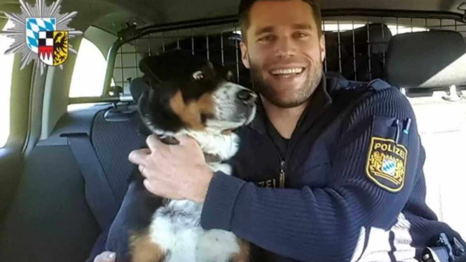 Policial com cachorro em viatura
