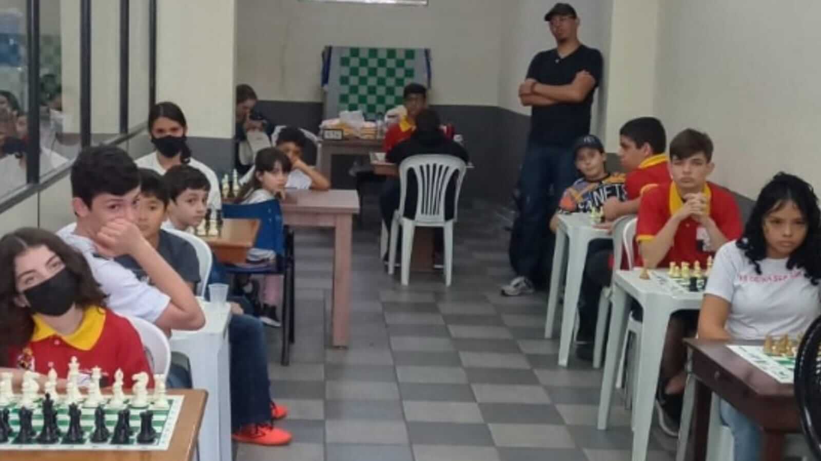 Enxadrista de Jundiaí 'sobe no pódio' de campeonato amistoso de Xadrez