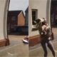 Mulher pega cachorro que caiu de prédio
