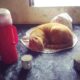 Gato dormindo em mesa