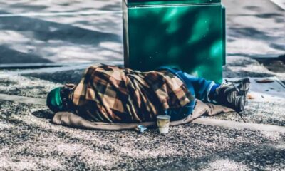 Pessoa dormindo na rua
