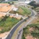 Vista aérea de trecho da Samuel Martins que já recebeu novo asfalto, próximo ao acesso à rodovia Presidente Tancredo Neves
