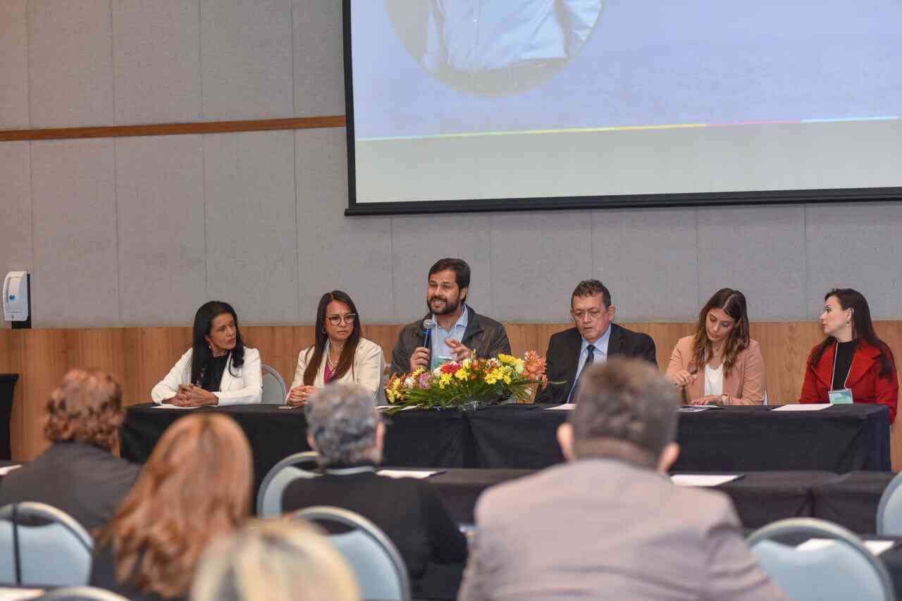 Luiz Fernando compõe a mesa diretora do evento ao lado das demais prefeitas