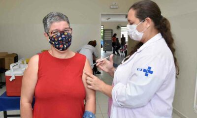 Senhora recebendo vacina em Jundiaí