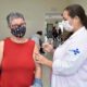 Senhora recebendo vacina em Jundiaí