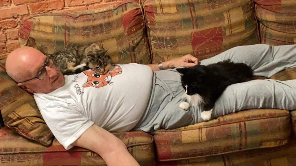 Idoso dormindo com gatinhos