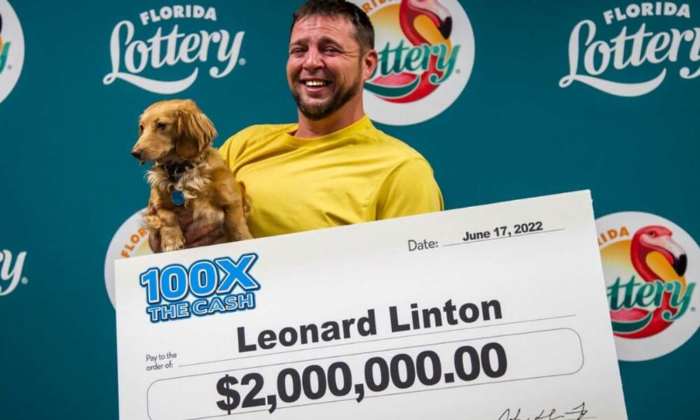 Homem com cachorro e cheque de loteria